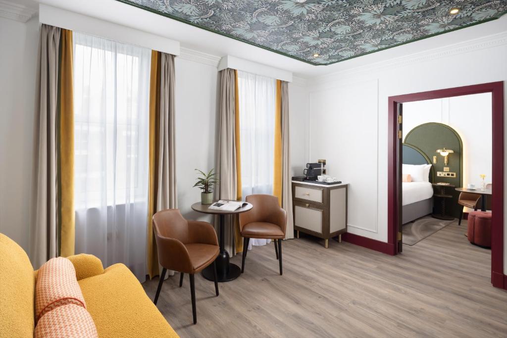 Posezení v ubytování The Welbeck Hotel by IHG