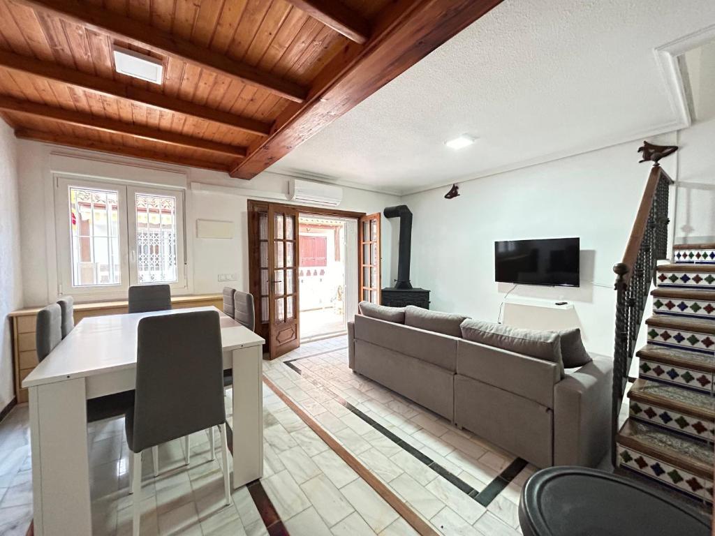 a living room with a couch and a television at Bungalow Pasaje Ceuta in Torrevieja
