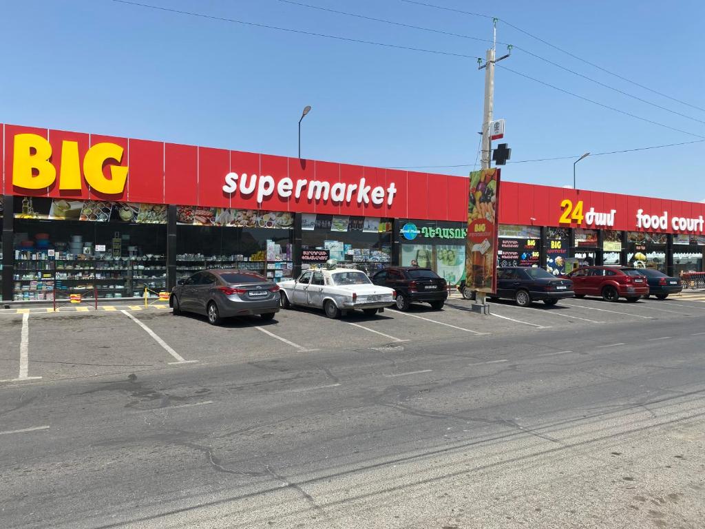 Supermarket nebo jiné obchody v  penzionu nebo okolí