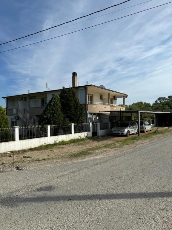 una casa con un coche aparcado delante de ella en Guesthouse Domenik en Ulcinj