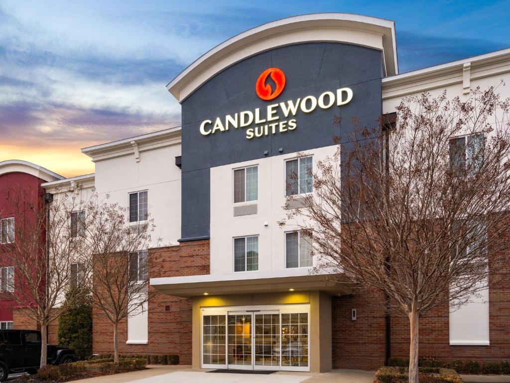 Candlewood Suites Radcliff - Fort Knox, an IHG Hotel في Radcliff: مبنى فيه لافته على وكالة سيارات