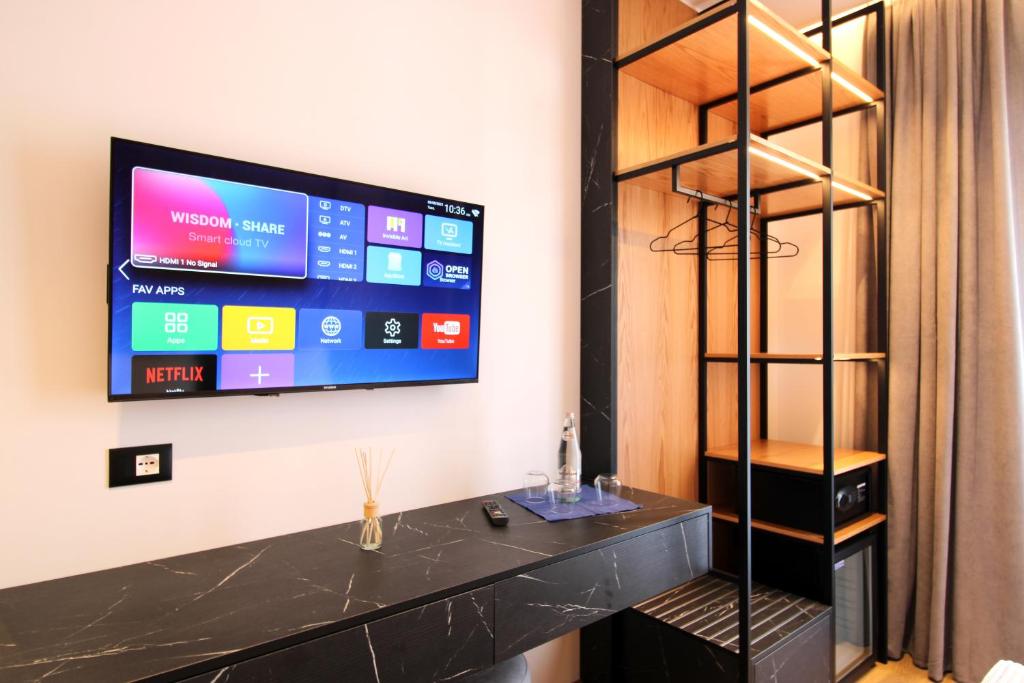TV a/nebo společenská místnost v ubytování Ionian's Breeze Hotel