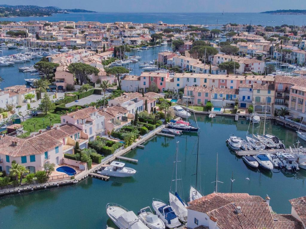 une vue aérienne d'un port avec des bateaux dans l'eau dans l'établissement Maison du Port, à Grimaud