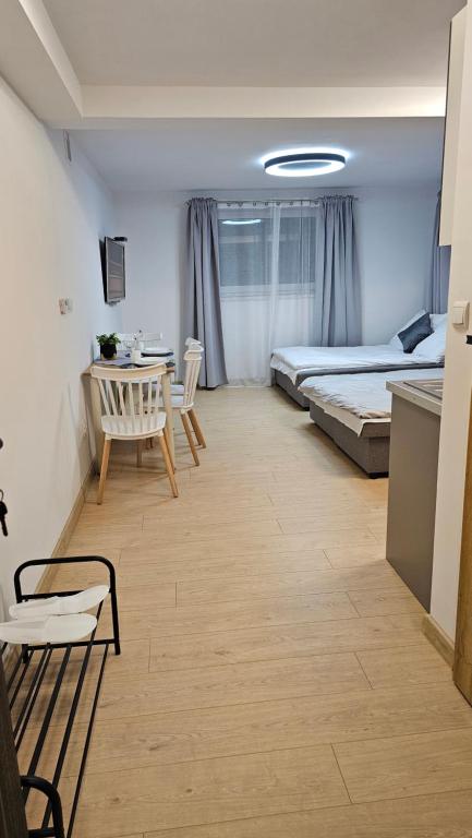 um quarto com uma cama, uma mesa e cadeiras em Apartamenty "Pod Bocianim Gniazdem" em Myślenice