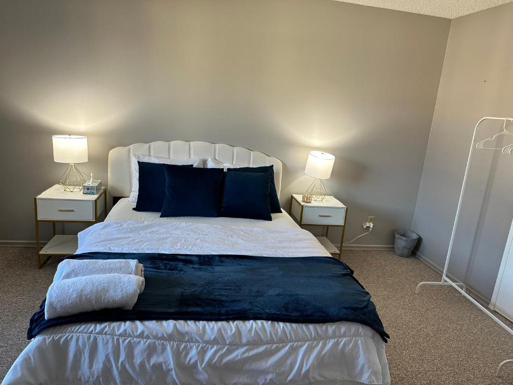 Cozy private room in Edmonton tesisinde bir odada yatak veya yataklar