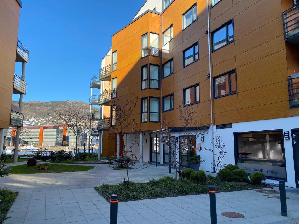 an apartment building in a city with a sidewalk at Nydelige Damsgårdsveien, 3-roms moderne leilighet! in Bergen