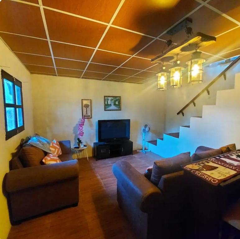 een woonkamer met 2 banken en een trap bij Descanso en ensenada in Estelí