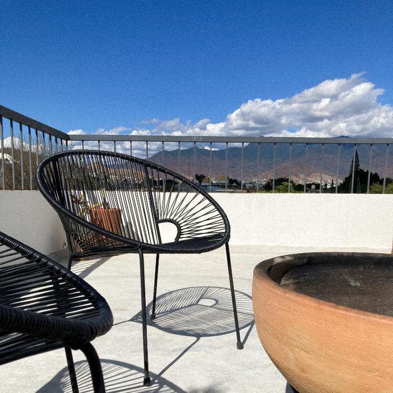 Vista generica sulle montagne o vista sulle montagne dall'interno della stanza in casa privata