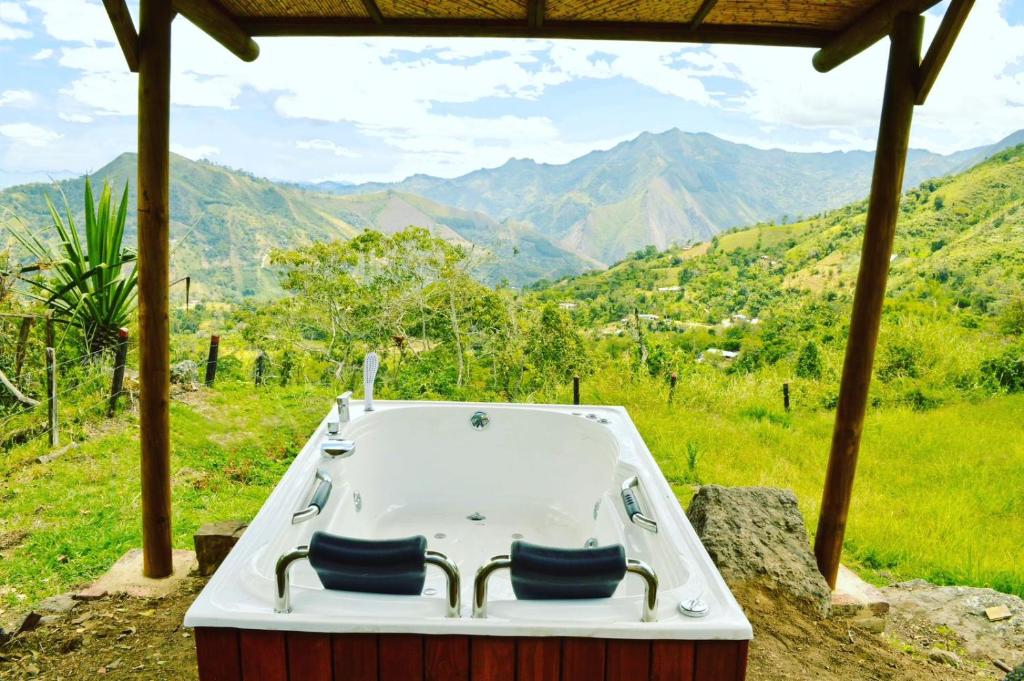 Nespecifikovaný výhled na hory nebo výhled na hory při pohledu z luxury tent