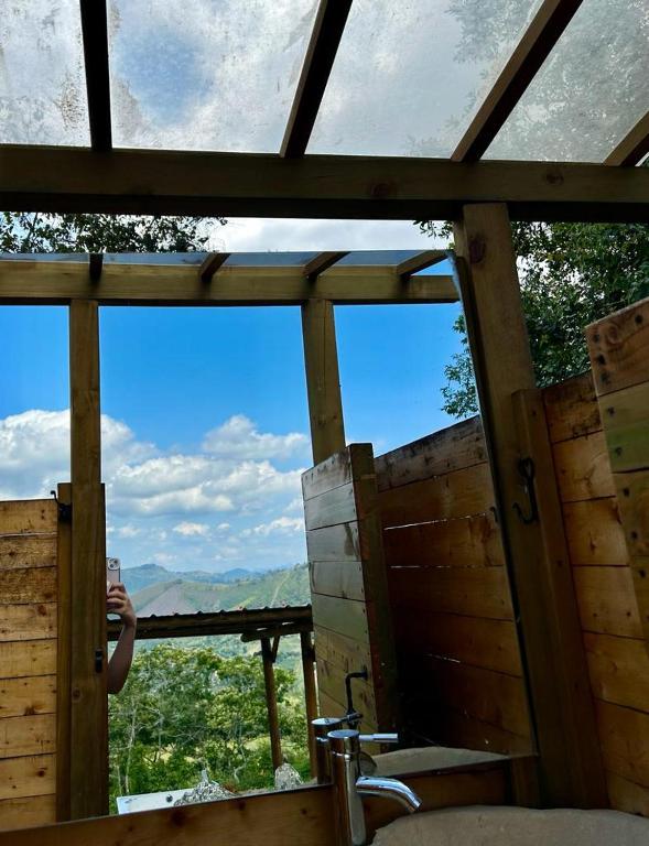 Nespecifikovaný výhled na hory nebo výhled na hory při pohledu z luxury tent