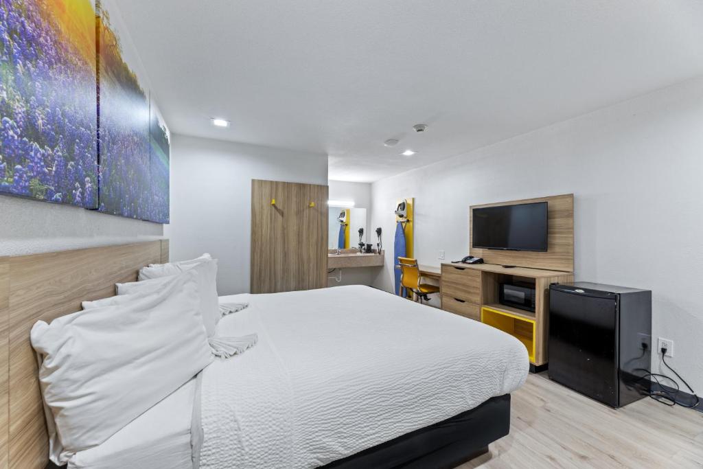 Postel nebo postele na pokoji v ubytování Days Inn by Wyndham McKinney