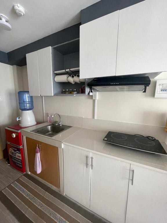 Kuchyň nebo kuchyňský kout v ubytování Spatial 8 condo
