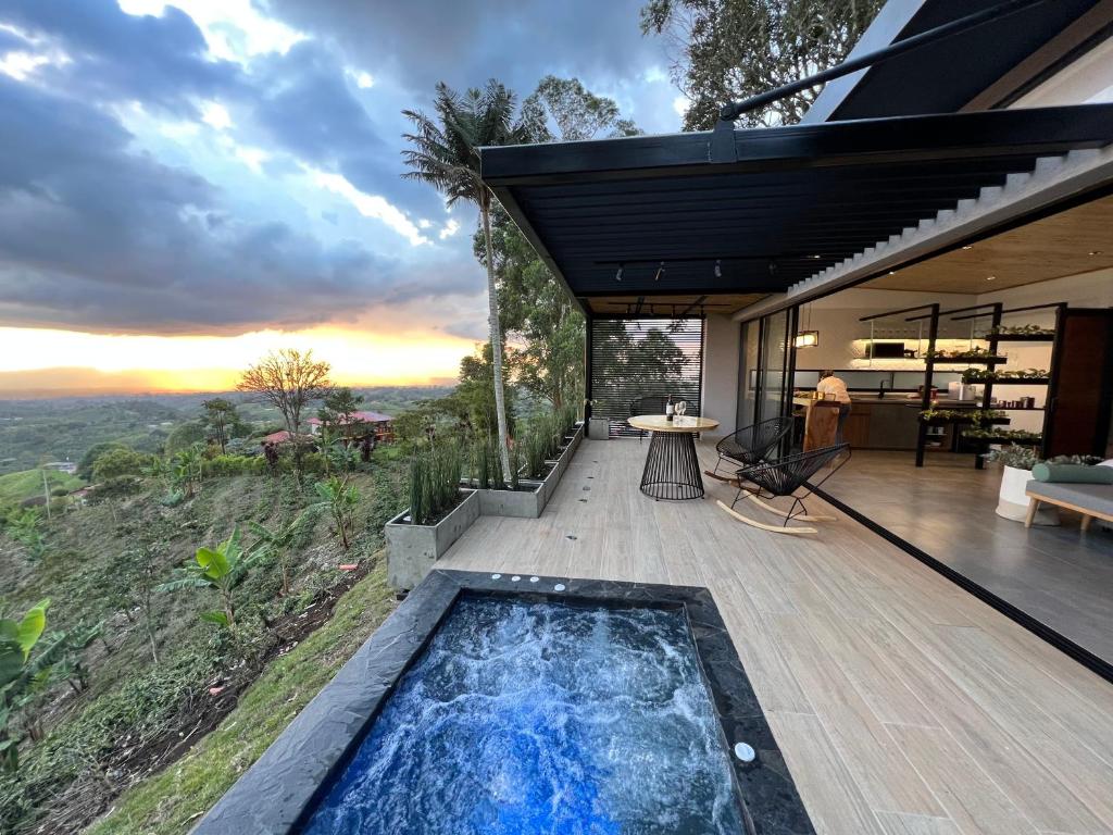 una casa con piscina en una terraza con vistas en La Casita Filandia en Filandia