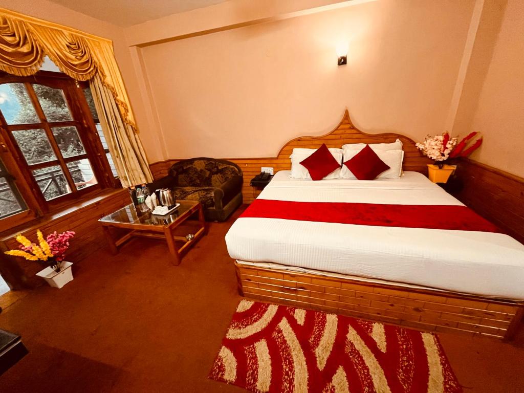 En eller flere senge i et værelse på Shakti INN