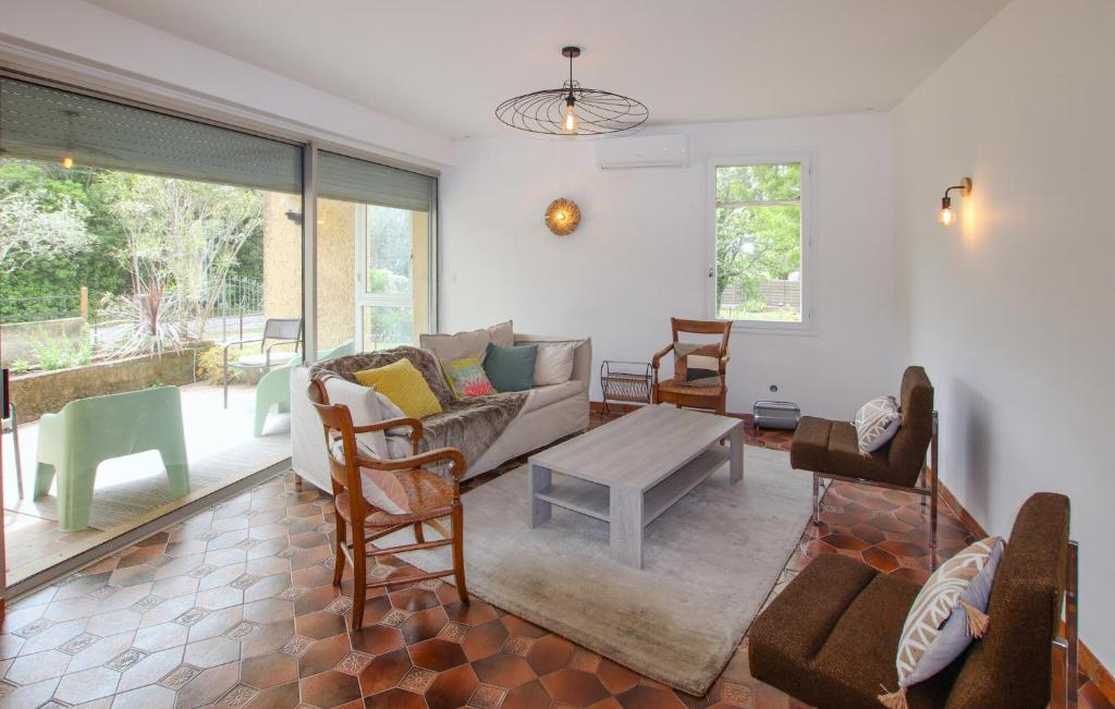 un salon avec un canapé et une table dans l'établissement Awesome Home In Tulette With Wifi, à Tulette