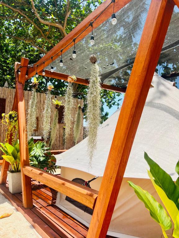 Zahrada ubytování Natures Edge Beachfront Luxury Glamping Koh Tao