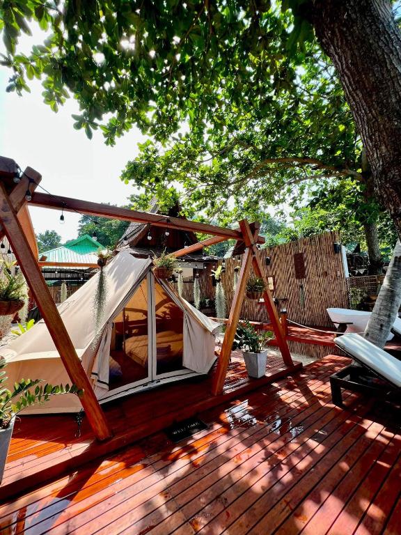 Fotografie z fotogalerie ubytování Natures Edge Beachfront Luxury Glamping Koh Tao v Ko Tao