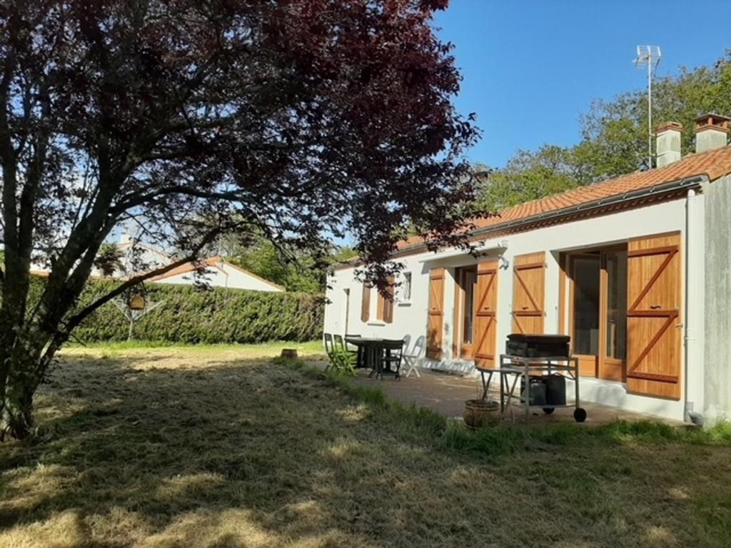 een wit huis met een picknicktafel en een boom bij Maison La Bernerie-en-Retz, 5 pièces, 7 personnes - FR-1-612-126 in La Bernerie-en-Retz