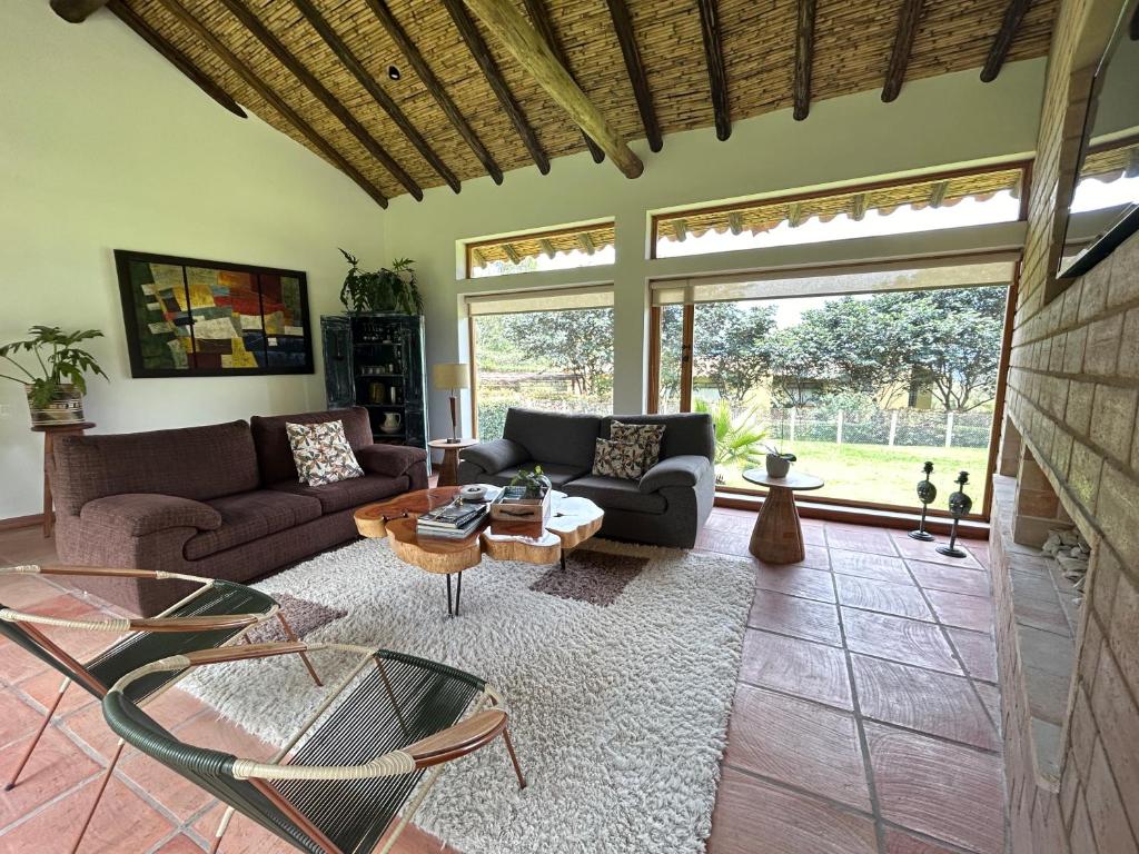 sala de estar con sofá y mesa en Casas del Viento, en Villa de Leyva