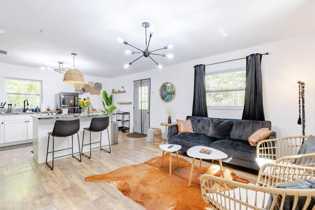 Pet Friendly, Huge Private Yard, Devils Den, Williston Updated 2024