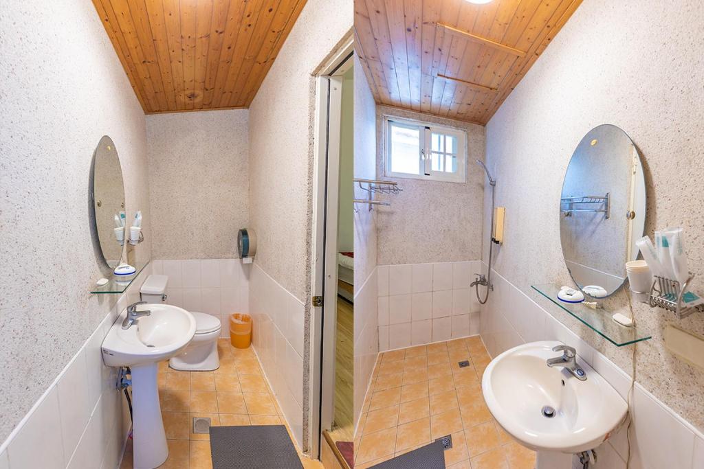 a bathroom with two sinks and a shower at Yishin Garden B&amp;B in Pinghe