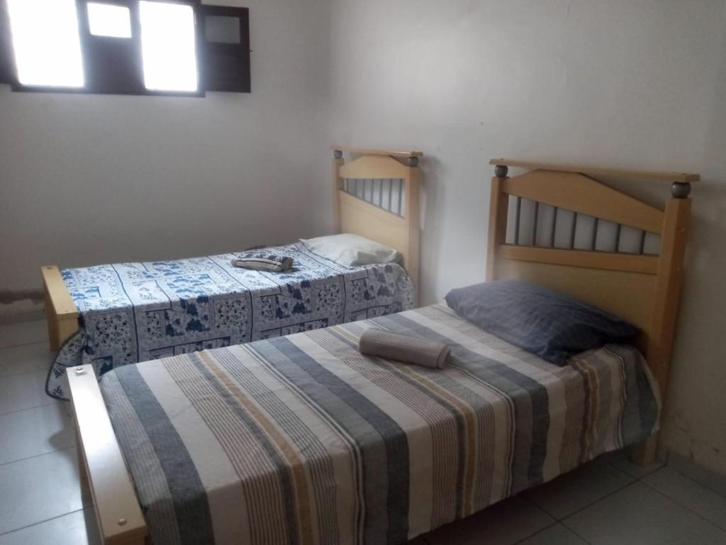 Duas camas num pequeno quarto com uma cama sidx sidx em Casa grande mobiliada pra são joao em Campina Grande