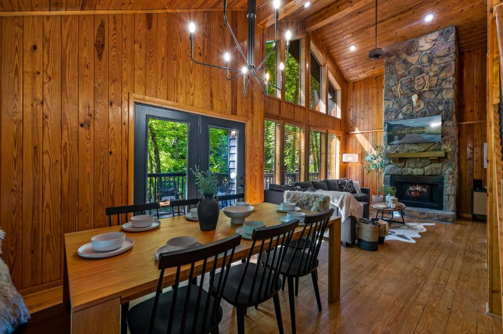 Istumisnurk majutusasutuses Escape to Sugar Chalet: The Rustic Modern Retreat