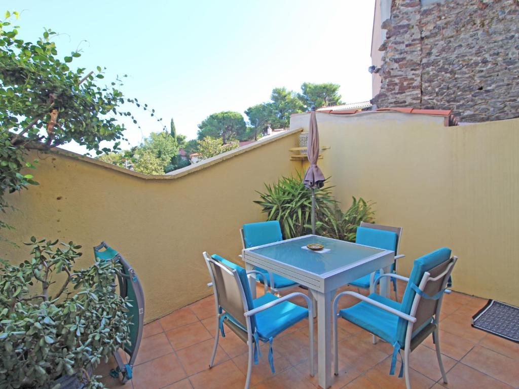 a table and chairs sitting on a patio at Appartement T3 avec Stationnement et Terrasse, Près du Centre de Collioure - FR-1-309-443 in Collioure