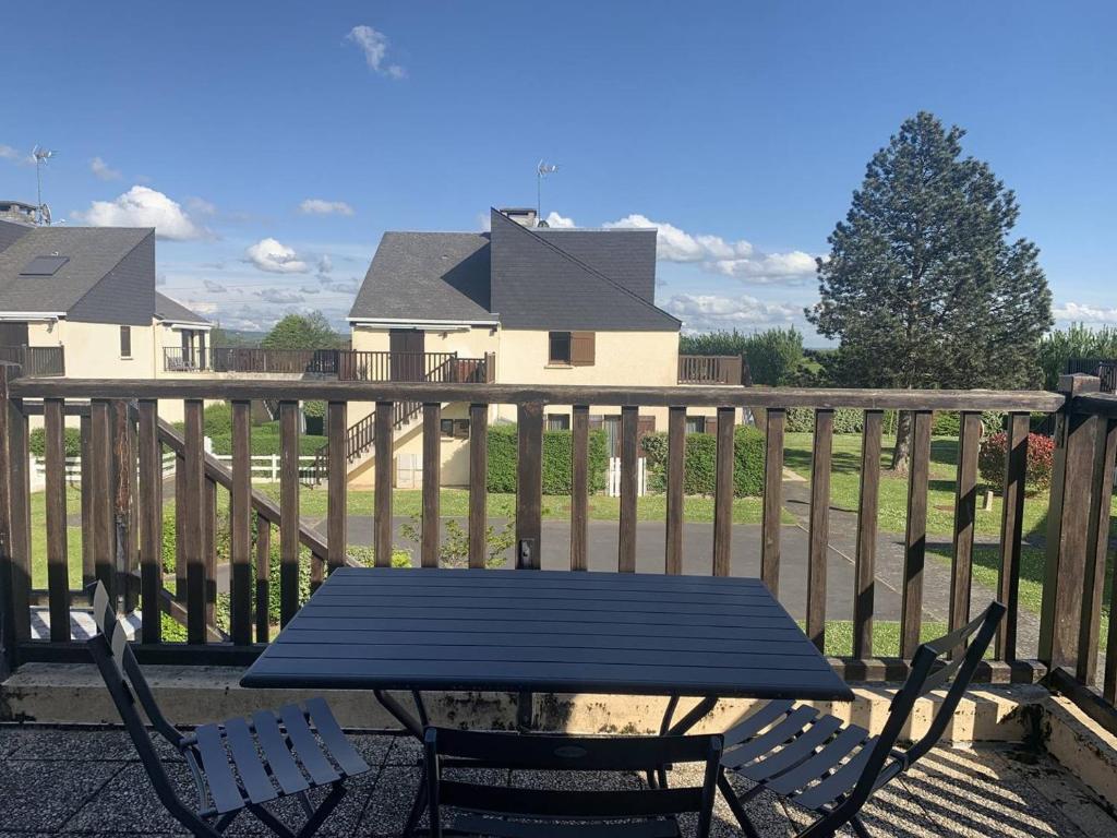 une table et des chaises sur une terrasse avec une clôture dans l'établissement Duplex cosy 4 personnes avec parking, proche plage - Merville Franceville - FR-1-465-112, à Merville-Franceville-Plage