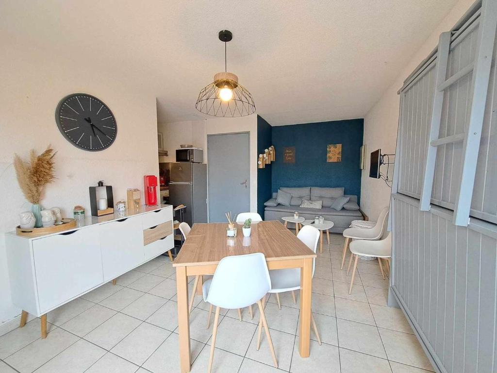 une cuisine et un salon avec une table et des chaises dans l'établissement Appartement 2 pièces avec terrasse, climatisation et accès direct plage - FR-1-326-822, à Marseillan