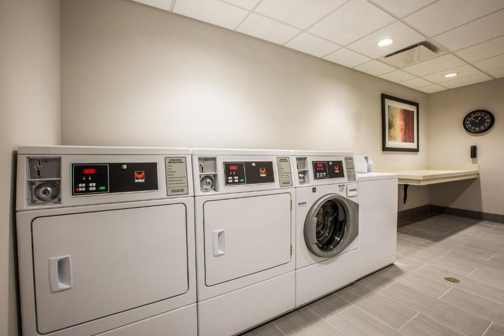lavadero con 3 lavadoras y barra en Holiday Inn Portland West - Hillsboro, an IHG hotel, en Hillsboro
