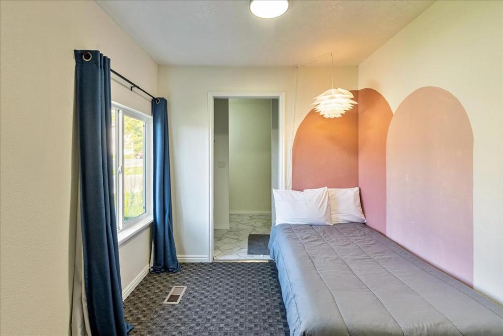 Легло или легла в стая в Close to Ogden-Weber Tech College Private Room