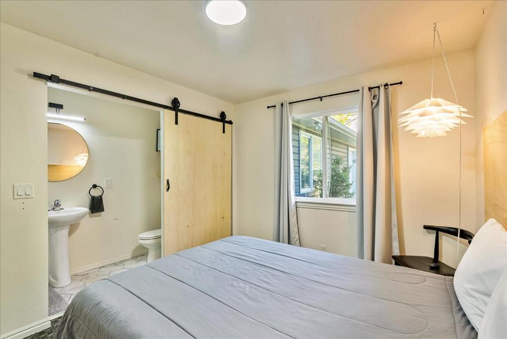 1 Schlafzimmer mit einem großen Bett und einem Badezimmer in der Unterkunft Private Bedroom Quiet Neighborhood in Ogden