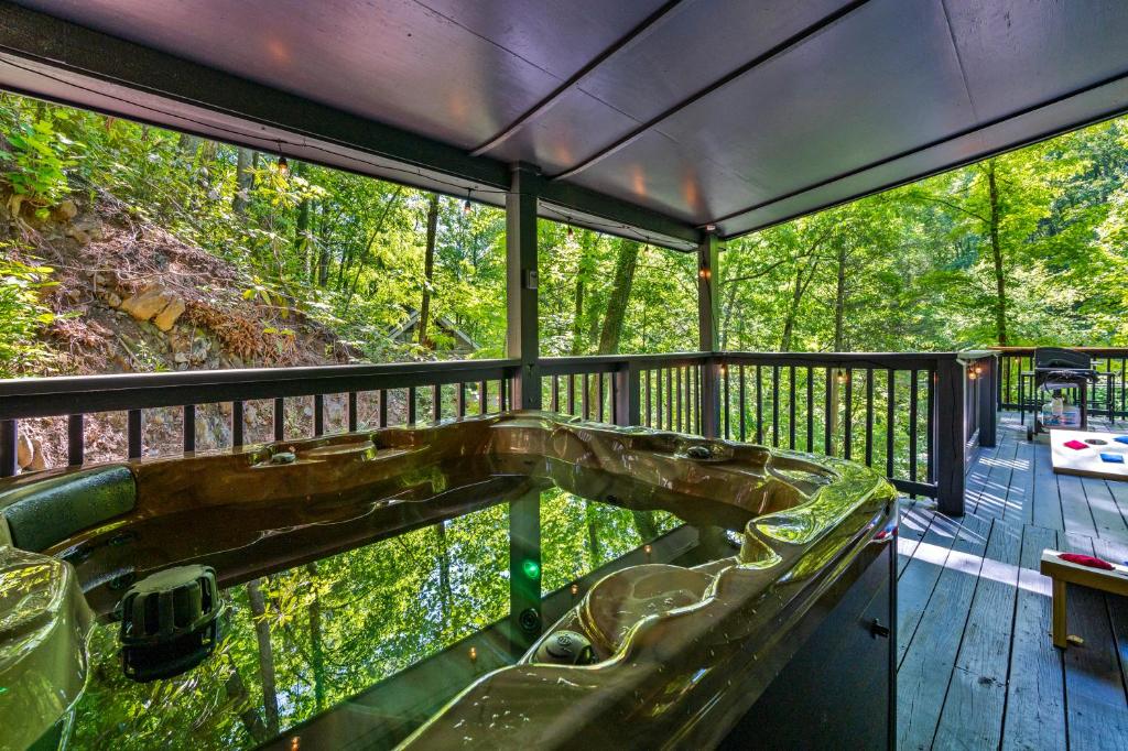 Rõdu või terrass majutusasutuses Escape to Sugar Chalet: The Rustic Modern Retreat