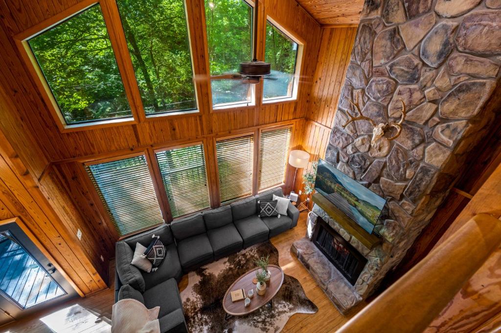 Istumisnurk majutusasutuses Escape to Sugar Chalet: The Rustic Modern Retreat