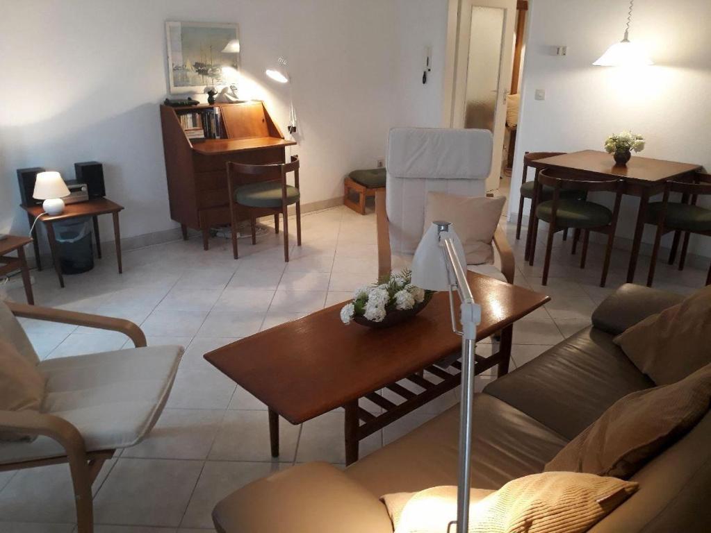 uma sala de estar com um sofá e uma mesa em Fritz-Wischer-Strasse-Whg-01 em Sankt Peter-Ording