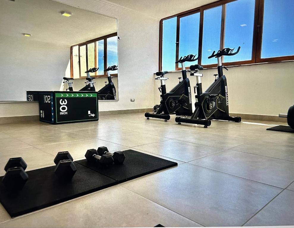einen Fitnessraum mit mehreren Laufbändern und Heimtrainern in der Unterkunft Cálido y espacioso departamento in Los Ángeles