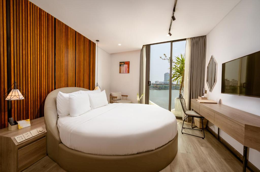 Postel nebo postele na pokoji v ubytování HAIAN Riverfront Hotel Da Nang