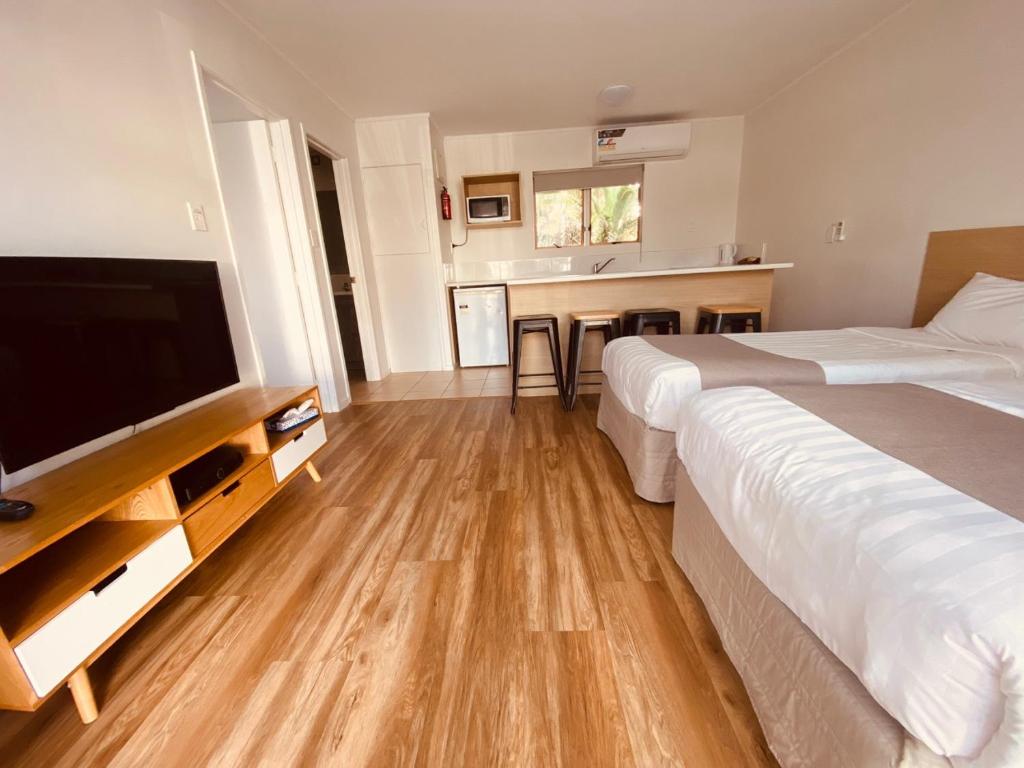Postel nebo postele na pokoji v ubytování Ocean Inn Motel