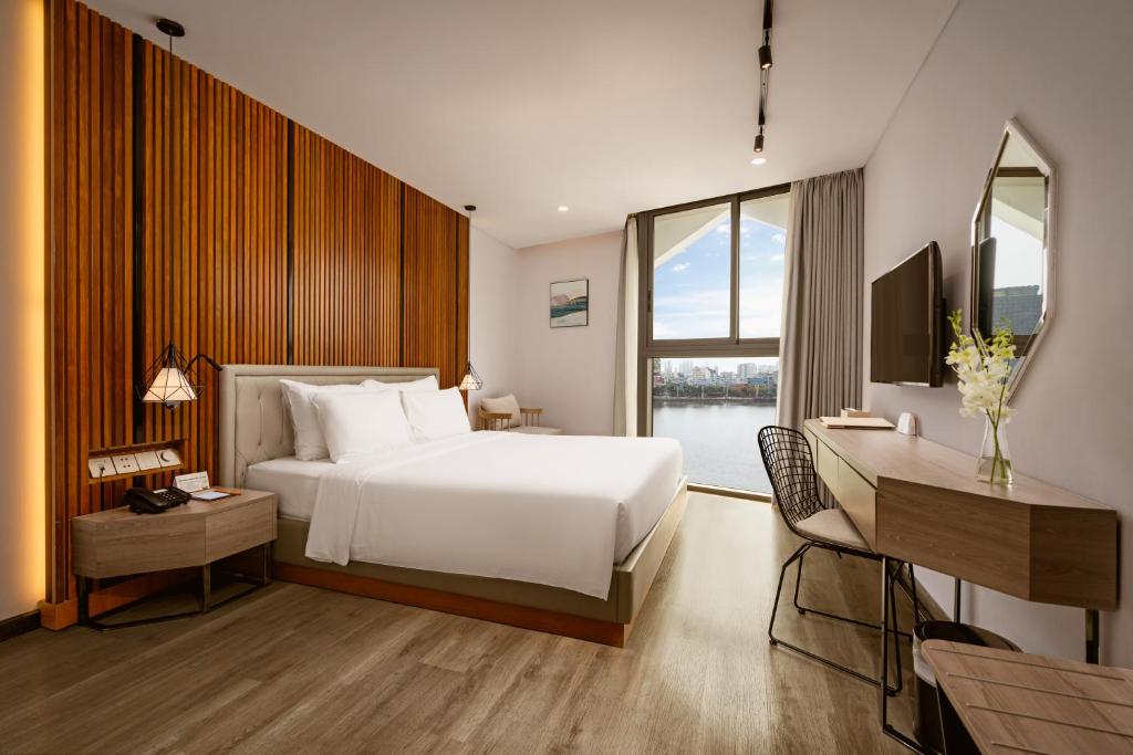 Postel nebo postele na pokoji v ubytování HAIAN Riverfront Hotel Da Nang
