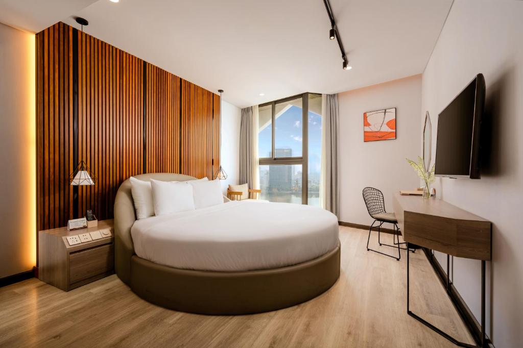 Postel nebo postele na pokoji v ubytování HAIAN Riverfront Hotel Da Nang