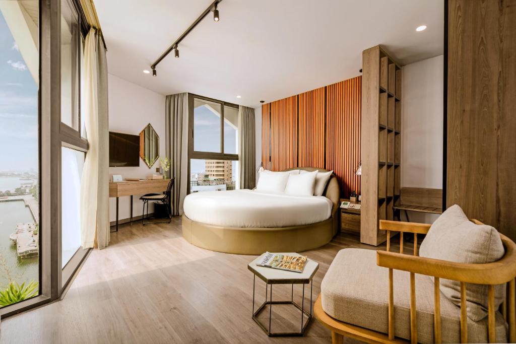 Postel nebo postele na pokoji v ubytování HAIAN Riverfront Hotel Da Nang