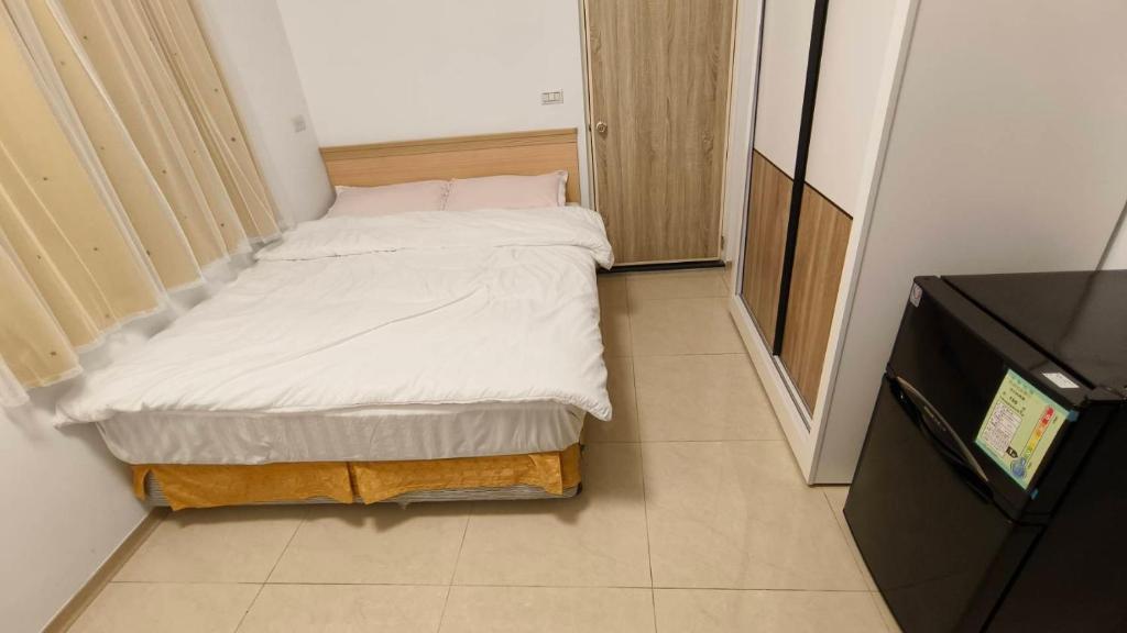 Postel nebo postele na pokoji v ubytování 一個人背包客棧