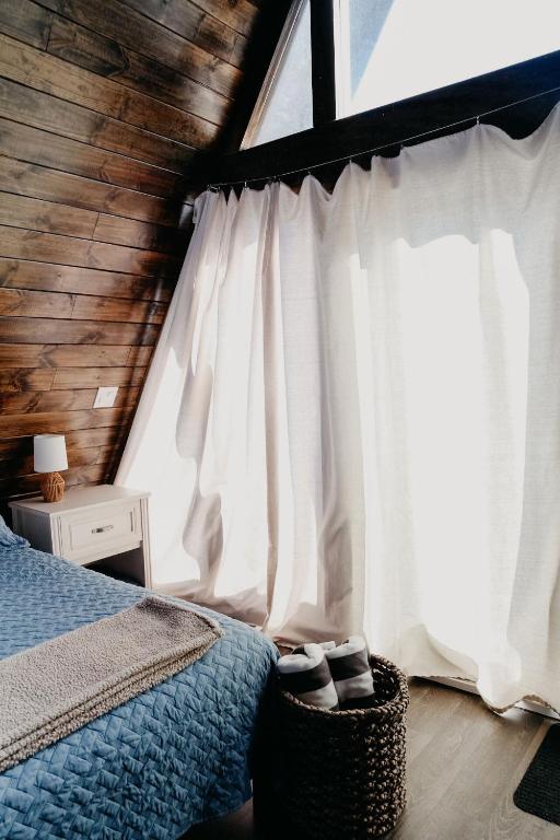 Area soggiorno di Dean's Den: Private Deck w/ Jacuzzi and a View