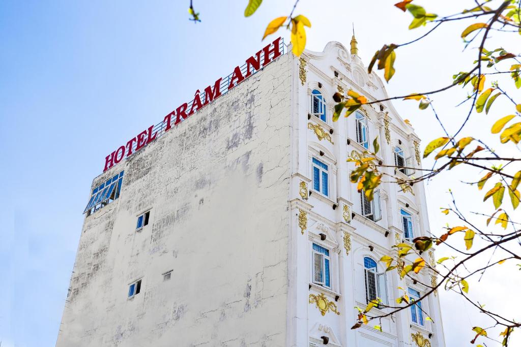 un edificio bianco con un cartello sopra di Hotel Trâm Anh 2 a Nhơn Trạch