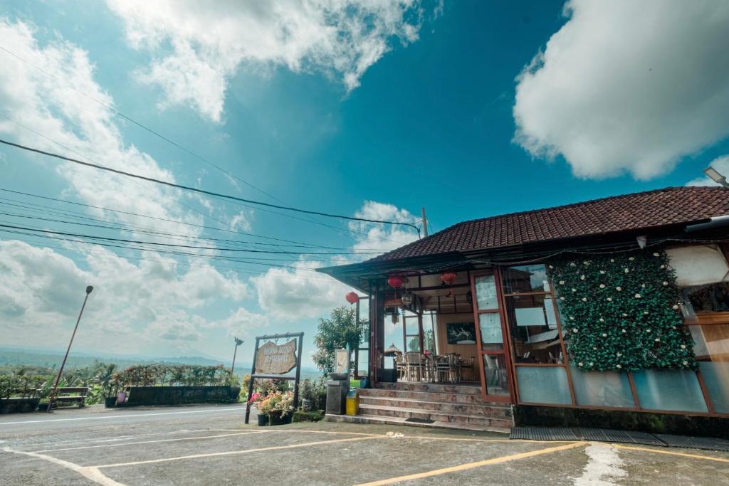 una gasolinera al lado de una carretera en Bhuana Agung Villa and Restaurant by ecommerceloka, en Jatiluwih