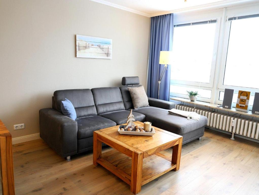 uma sala de estar com um sofá e uma mesa de centro em Im Zentrum von Westerland gelegene Ferienwohnung mit Westbalkon und schönem Ausblick em Westerland