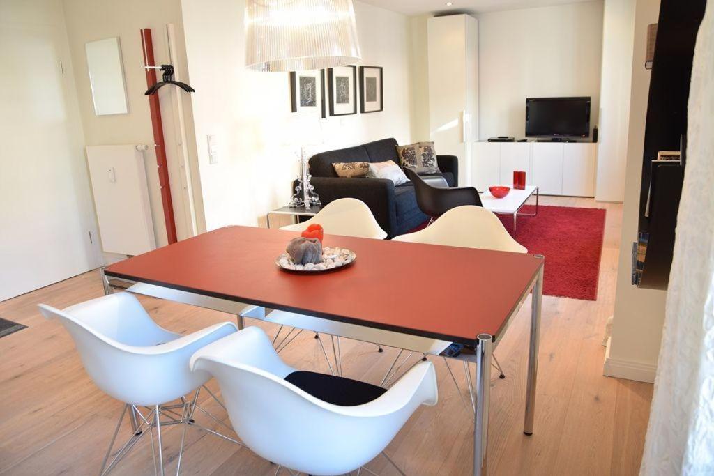 uma sala de estar com uma mesa e cadeiras brancas em Bomhoffstr. 22a, W4, Blue Water em Westerland