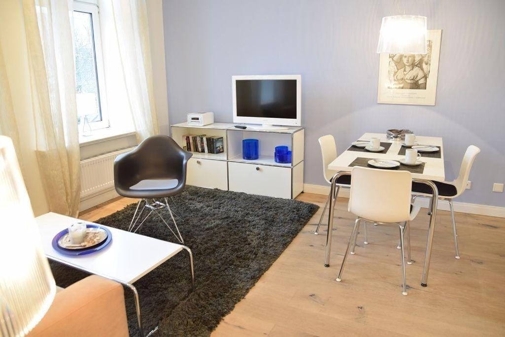 ヴェスターラントにあるBötticher Str. 9, W3, Weesterlönのリビングルーム(テーブル、椅子、テレビ付)