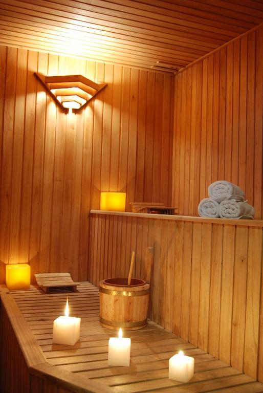 a room with candles in a sauna with a tub at Tunkelen Carilo in Carilo